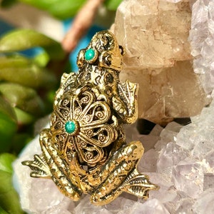 Vintage Filigree Frog Brooch Tiny Blue Glass Stones Retro Fashion Jewelry