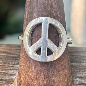 Stealing Silver Peace Sign Ring Vintage Retro Hippie Boho Fashion Vibes 925