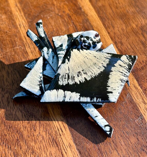 Hand Painted Brooch Wooden 3D Abstract 90s Retro Vintage  display picture 3