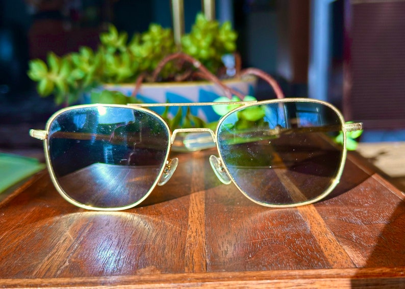 vintage Randolph Engineering Lunettes de soleil en métal doré, verres noirs, lunettes de soleil rétro image 1