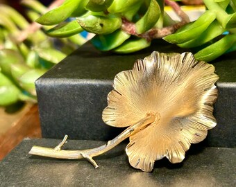 Broche Florale Ancienne Usner – Métal Doré Et Cristal, Bel état