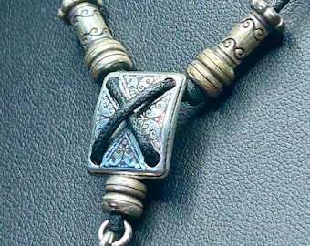 Collier pendentif Brighton Jewelers plaqué argent avec perles gravées sur cordon noir