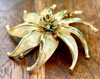 Vintage Kramer Flower Brooch Gold Tone Star Swirl Scarf Pin Retro Jewelry Floral