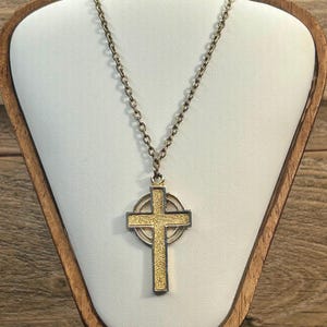 Collar de cruz vintage en tono dorado, joyería de moda retro, colgante de cruz religiosa