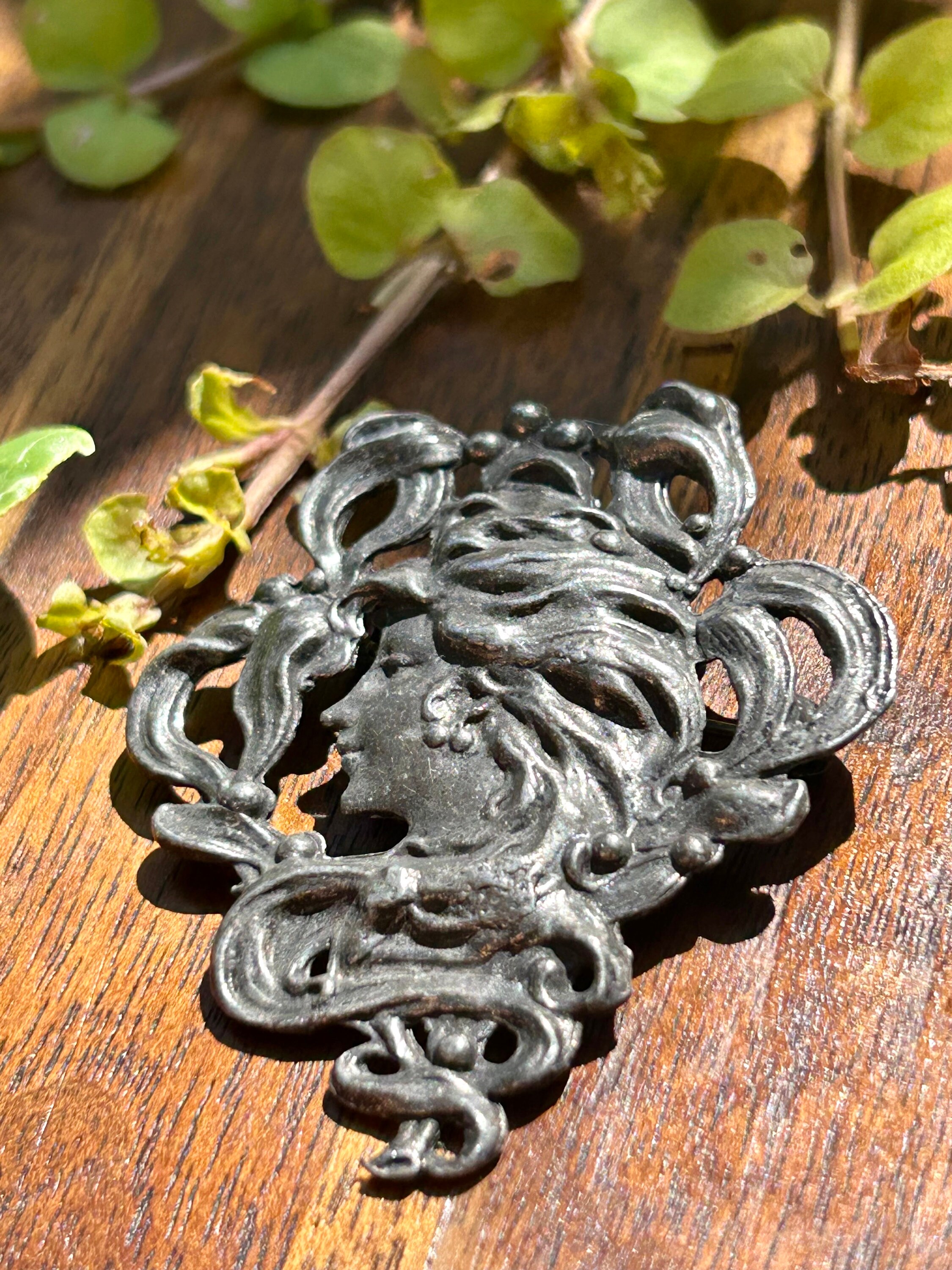 Broche Ancienne Art Nouveau - Tête De Femme De Profil En Laiton Doré - Bon État