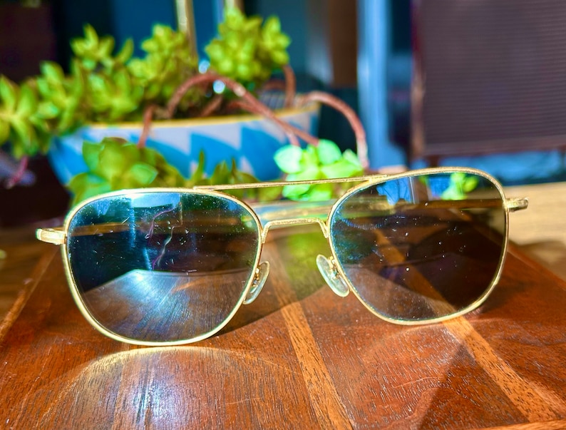 vintage Randolph Engineering Lunettes de soleil en métal doré, verres noirs, lunettes de soleil rétro image 2