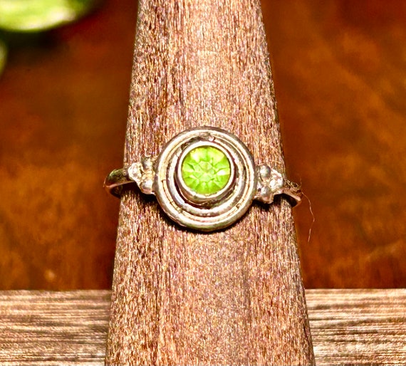 Sterling Silver Ring Green Peridot Gemstone Cryst… - image 1