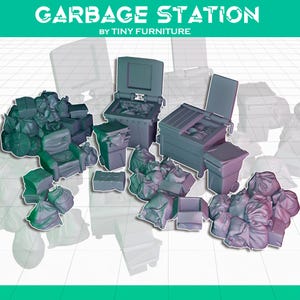 Peut inclure: Un ensemble miniature de station de déchets, comprenant plusieurs poubelles, des sacs poubelles et d'autres déchets. Le texte "GARBAGE STATION" et "BY TINY FURNITURE" sont affichés. La scène est rendue en nuances de gris et de vert.