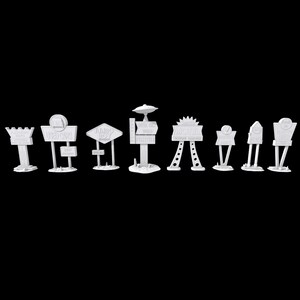 Peut inclure: Une collection de huit panneaux routiers miniatures blancs, chacun avec un design et un texte uniques. Les panneaux comprennent diverses formes, telles qu'un château, un cercle et un losange, et comportent des textes comme "Jumbo Boy" et "Motel".