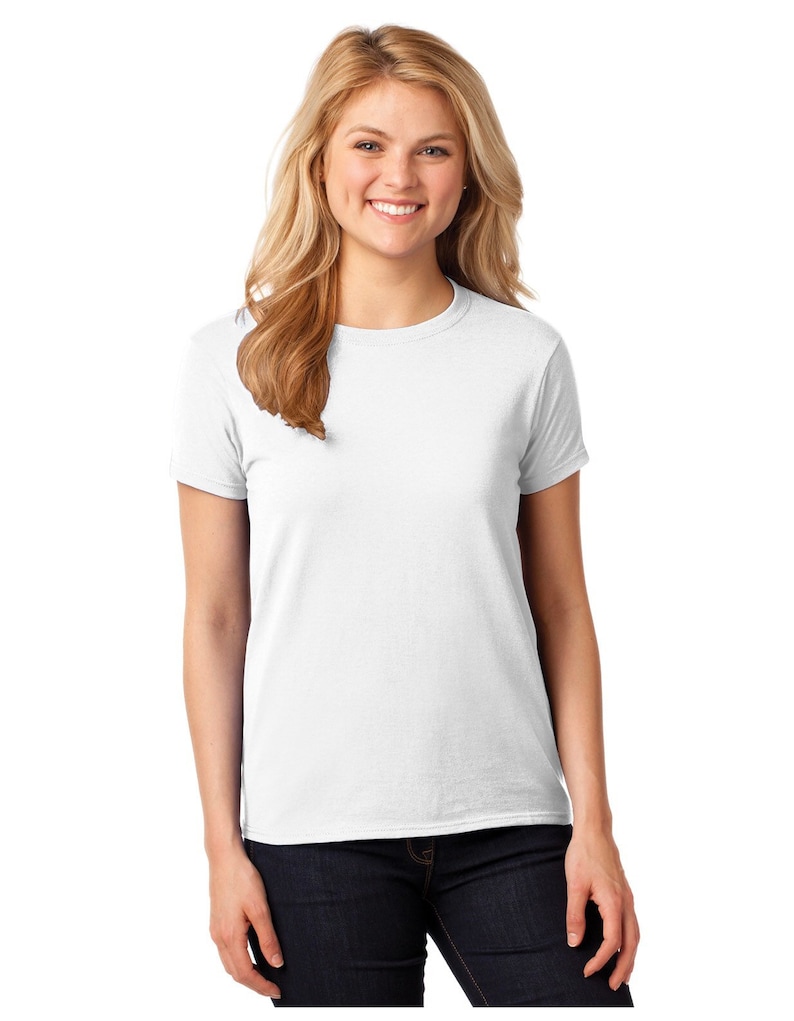 Shirt white girl. Gildan women's 100% Cotton t‑Shirt. Белая футболка. Девушка в белой футболке. Белая футболка женская.