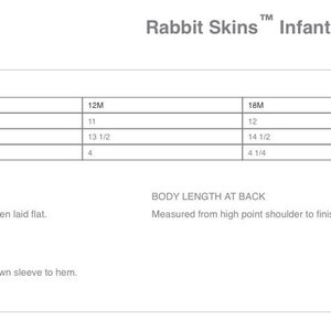Puede incluir: Tabla de tallas para camiseta de punto fino para beb&eacute;, marca Rabbit Skins, con medidas en pulgadas para el ancho del pecho, la longitud del cuerpo en la espalda y la longitud de la manga. Las tallas incluyen 0-3 meses, 3-6 meses, 6-9 meses, 9-12 meses, 12-18 meses, 18-24 meses.