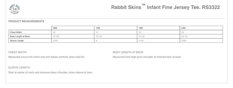 Puede incluir: Tabla de tallas para camiseta de punto fino para beb&eacute;, marca Rabbit Skins, con medidas en pulgadas para el ancho del pecho, la longitud del cuerpo en la espalda y la longitud de la manga. Las tallas incluyen 0-3 meses, 3-6 meses, 6-9 meses, 9-12 meses, 12-18 meses, 18-24 meses.