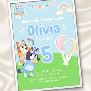 Può includere: Invito incorniciato con sfondo azzurro chiaro, con i personaggi di Bluey. L'invito recita "Olivia compie 5" con la data e l'ora della festa. Elementi decorativi: torta, palloncini e arcobaleno. Il tutto in una cornice bianca.