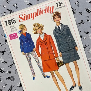 Könnte beinhalten: Vintage Simplicity Schnittmuster Nr. 7815 mit drei Frauen in doppelreihigen Anzügen und einem Blazer mit karierten Hosen. Das Schnittmuster enthält Größenangaben und kostet 75c. Das Bild hat eine Retro-Ästhetik.
