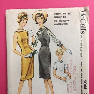 Pode incluir: Padrão de costura impresso vintage da McCall's, com ilustrações de vestidos e uma blusa. O padrão inclui instruções para um tamanho adolescente e um jumper ou vestido júnior. A capa tem o texto "Instruction Sheet Features the Unit Method of Construction."