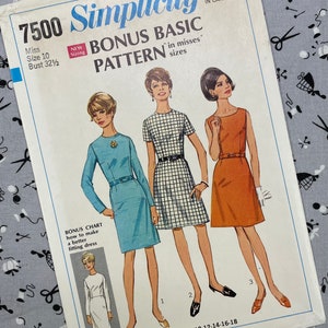 Op de afbeelding: Simplicity naaipatroon nummer 7500 voor een basic jurk in damesmaten 6-18. Het patroon bevat een bonusoverzicht voor het maken van een beter passende jurk. De patroonhoes toont drie vrouwen die verschillende versies van de jurk dragen: een in blauw, een in zwart-wit ruit en een in oranje.