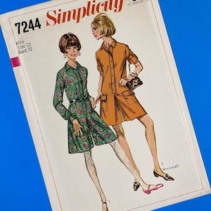 Könnte beinhalten: Ein Vintage-Schnittmuster von Simplicity für ein Minikleid. Die Schnittmuster-Nummer lautet 7244 und die Größe ist 12 mit einem Brustumfang von 81 cm. Das Schnittmuster ist für ein Mädchen und bietet zwei verschiedene Kleidstyles, eines mit Paisley-Druck und das andere in einer unifarben.