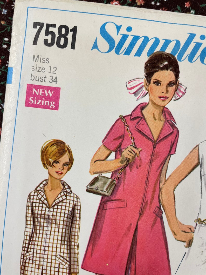 Puede incluir: Patr&oacute;n de costura vintage Simplicity n&uacute;mero 7581 para un vestido. El patr&oacute;n es para una se&ntilde;orita talla 12 con una medida de busto de 86 cm. El patr&oacute;n muestra dos modelos usando el vestido, uno con un vestido rosa y el otro con un vestido a cuadros.