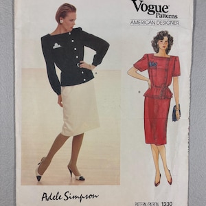 Op de afbeelding: Vogue Patterns American Designer naaipatroon. De afbeelding toont twee damesoutfits: een zwarte top en witte rok, en een rode jurk. Het patroon is van Adele Simpson. Afmetingen zijn niet inbegrepen.