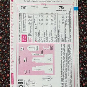 Puede incluir: Un patr&oacute;n de costura Simplicity para un vestido-pantal&oacute;n en dos longitudes. El patr&oacute;n incluye ocho piezas y est&aacute; disponible en las tallas 7, 9 y 11. El patr&oacute;n cuesta 75 centavos.