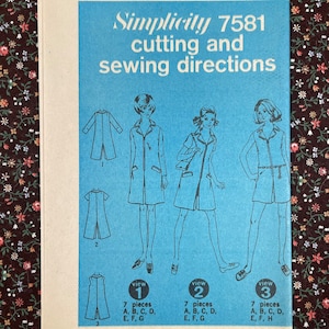 Puede incluir: Un patr&oacute;n de costura vintage Simplicity para un vestido, con tres vistas diferentes. El n&uacute;mero del patr&oacute;n es 7581. El patr&oacute;n est&aacute; impreso en un fondo azul con texto blanco e ilustraciones.
