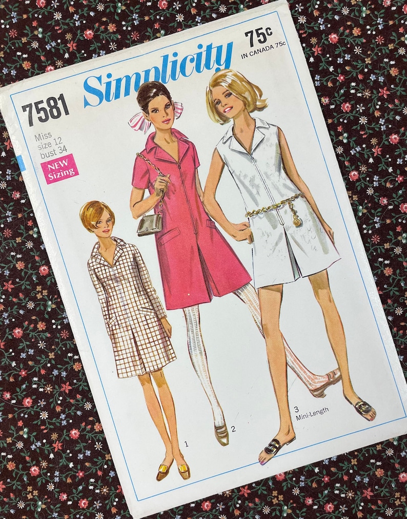 Puede incluir: Patr&oacute;n de costura Simplicity n&uacute;mero 7581 para un vestido de longitud mini. El patr&oacute;n incluye tres vistas diferentes: un vestido rosa con mangas cortas, un vestido blanco sin mangas y un vestido a cuadros con mangas largas. El patr&oacute;n es para las tallas 12 y 34 de busto.