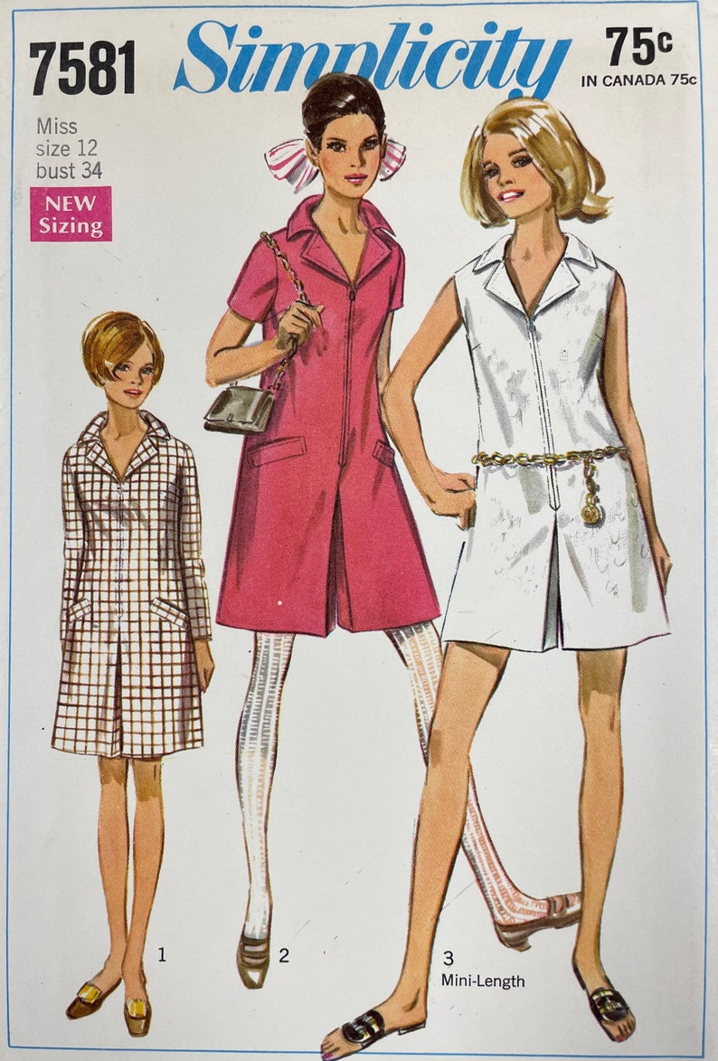 Puede incluir: Un patr&oacute;n de costura para un vestido con tres estilos diferentes. El patr&oacute;n es para una talla 12 con una medida de busto de 86 cm. El patr&oacute;n es de Simplicity y cuesta 75 centavos.