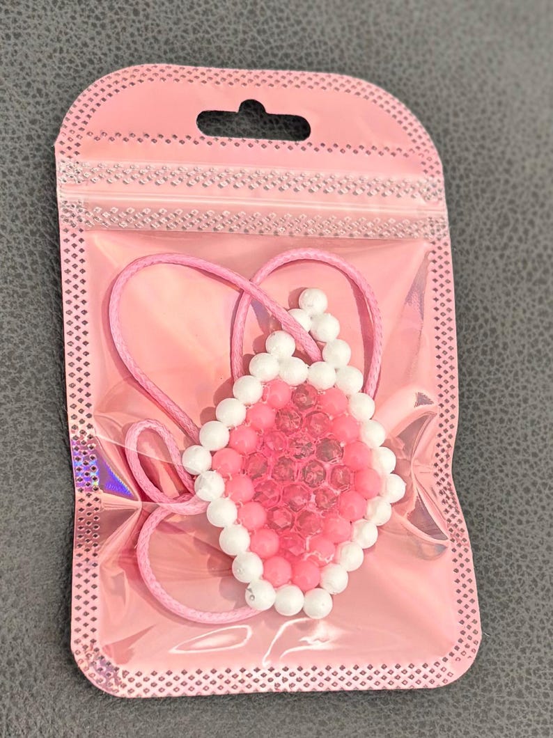 Puede incluir: Un letrero de madera r&uacute;stico con el texto "Welcome to our home" en un estilo manuscrito. El letrero presenta un acabado envejecido y un dise&ntilde;o sencillo y acogedor, para la entrada.