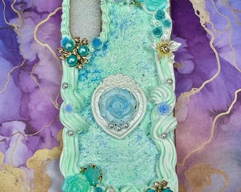 Custodia per telefono con cuore e farfalla blu • Decoden pastello • Custodia barocca personalizzata fatta a mano • Design rosa blu kawaii • Stile panna montata scintillante
