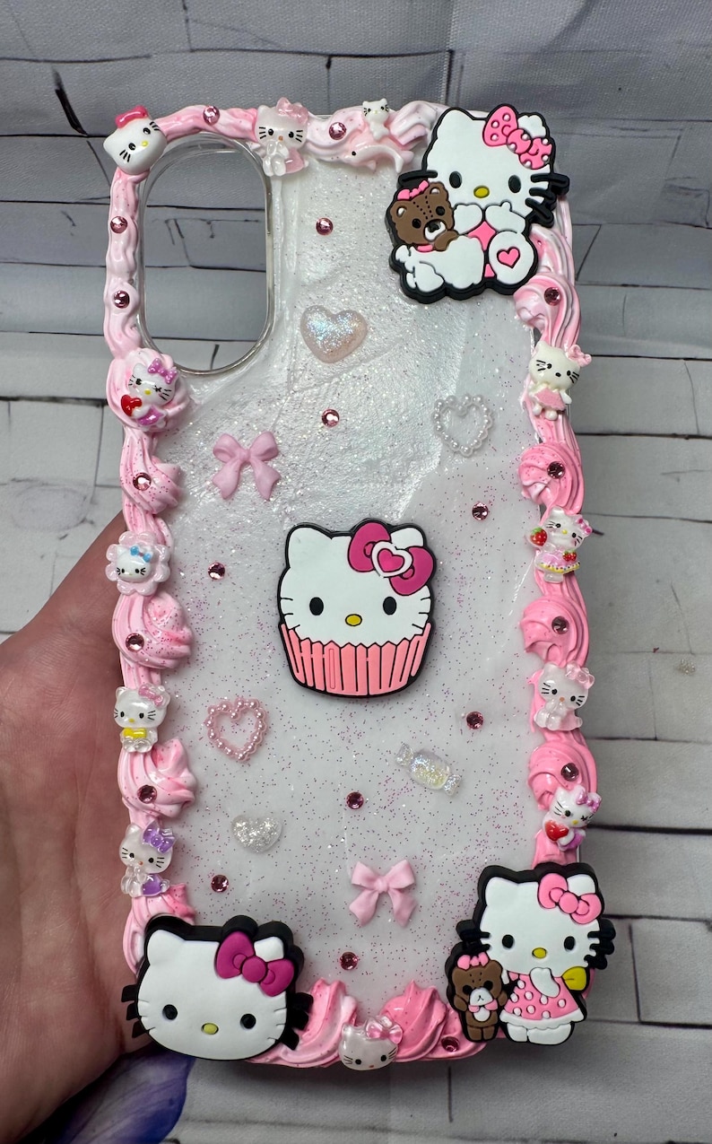 Hello Kitty Cupcake Decoden Mobilskal – Handgjort Kawaii Boutique Anpassad Design Gratis Fickkram med varje skal! bild 1