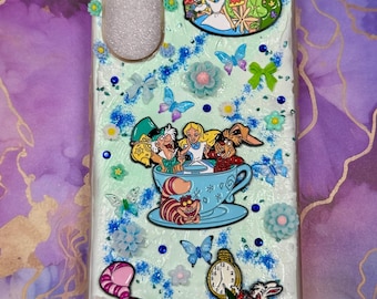 Custodia per telefono Decoden di Alice nel Paese delle Meraviglie • Custodia Decoden fatta a mano • Design pastello Kawaii blu • Custodia per telefono personalizzata • Simpatici fiori e ciondoli 3D
