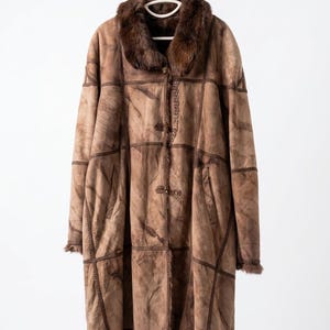 Płaszcz zamszowy vintage, ręcznie robiony, z podszewką z futra królika | Zimowy płaszcz najwyższej jakości | Luksusowa kurtka w stylu boho z owczej skóry | Ziemisty brąz