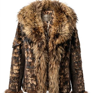 Puede incluir: Un abrigo de piel sintética marrón y beige con un gran cuello y puños de piel. El abrigo tiene un patrón texturizado y una etiqueta que dice "VINTAGE FUR COLLECTIVE". El forro tiene un estampado de leopardo.