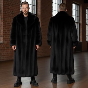 Könnte beinhalten: Ein bodenlanger schwarzer Pelzmantel mit breitem Kragen und Manschetten. Der Mantel wird von vorne und hinten gezeigt und zeigt seine luxuriöse Textur und sein Design. Der Mantel wird mit schwarzen Stiefeln getragen.