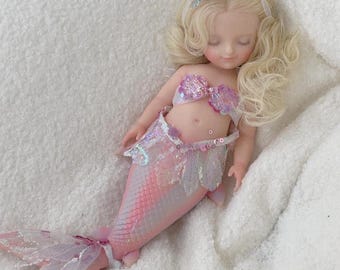 Handgjord sjöjungfrudocka i platina i silikon: Realistisk konstskulptur av sjöjungfrubarn (25 cm)