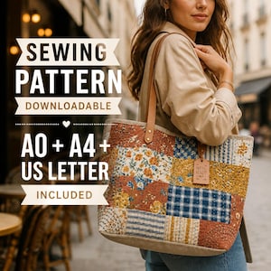 Op de afbeelding: Een patchwork tote bag met bruine leren handvatten. De tas heeft een verscheidenheid aan stofpatronen in tinten blauw, oranje en geel. De tekst "SEWING PATTERN DOWNLOADABLE" en "A0 + A4 + US LETTER INCLUDED" zijn zichtbaar.