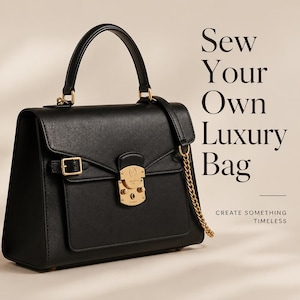 Puede incluir: Bolso de mano de cuero negro con herrajes dorados, incluyendo un cierre, hebilla y correa de cadena. El bolso tiene un asa superior y un bolsillo frontal. El texto en la imagen dice "Sew Your Own Luxury Bag" y "Create Something Timeless."