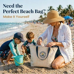 Peut inclure: Un sac fourre-tout en toile beige avec des poignées bleu marine et un logo circulaire est ouvert sur une plage de sable. Le texte "Need the Perfect Beach Bag? Make It Yourself" est en haut. Deux enfants jouent avec un seau et une pelle bleus.
