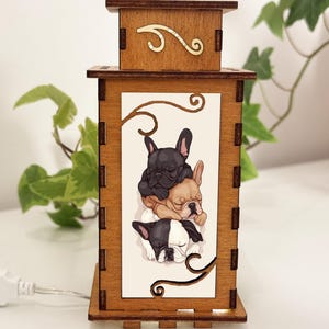 Drie Franse Bulldogs hond harten nachtlampje lantaarn, schattige Franse Bulldog gloeiende houten lamp, uniek hondencadeau, houten huisdecor lantaarn
