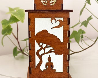 Buddha unter dem Baum des Lebens leuchtende Nachtlampe Laterne, kleine hölzerne buddhistische Meditationslampe, einzigartiges Yoga Geschenk, Meditation Wohnkultur