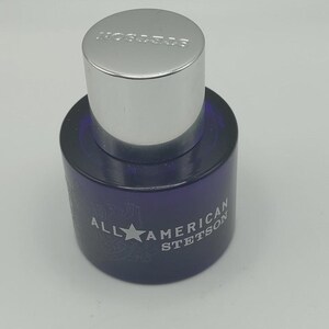 Peut inclure: Flacon de parfum en verre bleu fonc&eacute; avec un bouchon argent&eacute;. Le flacon porte l'inscription "ALL AMERICAN STETSON" en blanc. Le bouchon est argent&eacute; et porte l'inscription "STETSON".