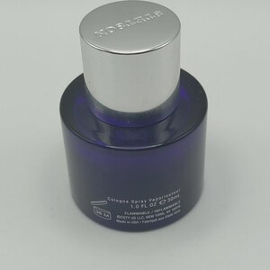 Peut inclure: Un flacon de cologne bleu fonc&eacute; avec un bouchon argent&eacute;. Le flacon porte l'inscription "STETSON" sur le bouchon et "Cologne Spray Vaporisateur 1.0 FL OZ e 30ml" sur le flacon. La cologne est fabriqu&eacute;e aux &Eacute;tats-Unis.