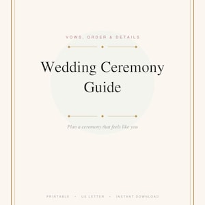Könnte beinhalten: Ein cremefarbener Hochzeitszeremonie-Leitfaden mit einem dünnen goldenen Rand. Der Text lautet VOWS, ORDER & DETAILS, Wedding Ceremony Guide, Plan a ceremony that feels like you, PRINTABLE, US LETTER und INSTANT DOWNLOAD in Dunkelgrau.