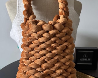 Bolso tipo cartera con asa superior de punto grueso hecho a mano