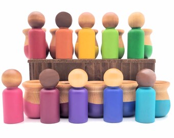 Peg people avec des tasses, Loose parts play, Rainbow peg people