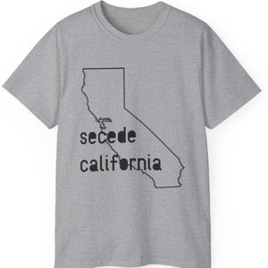 Puede incluir: Camiseta gris claro con un contorno negro del estado de California. Las palabras "secede california" están impresas en negro debajo del contorno del estado.