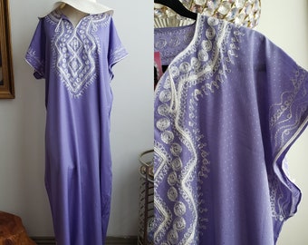 vintage 70s lavender embroidered kaftan caftan dashiki dress loungewear cover-up boho hippie