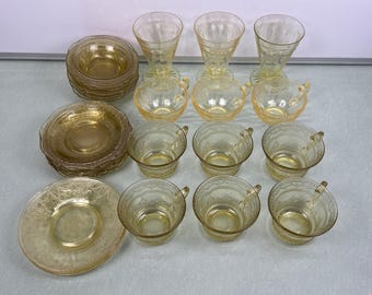 Platos, cuencos y tazas de cristal amarillo vintage Federal Madrid de la época de la Gran Depresión de la década de 1930.
