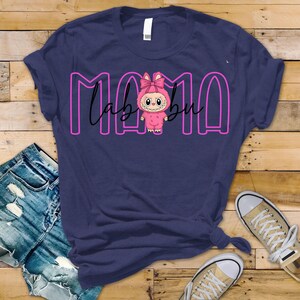 Camiseta de Mamá Labubu / Linda camiseta rosa con el personaje Labubu / Divertida camiseta de mamá con dibujos animados / Regalo inspirado en el anime kawaii para mamás / Camiseta para el Día de la Madre