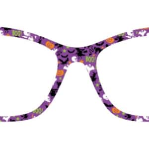 Puede incluir: Gafas moradas de ojo de gato con un patrón temático de Halloween. Las monturas están cubiertas con un diseño repetido de fantasmas, murciélagos, calabazas y la palabra "BOO!" en blanco, naranja y negro. Las gafas tienen una forma clásica y elegante.